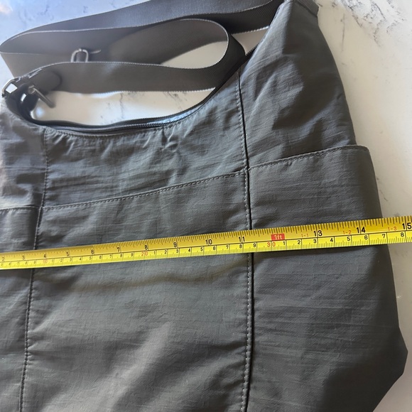 Baggallini Women’s Grey Lightweight Tote/ Crossbody Travel Bag - Picture 3 of 5